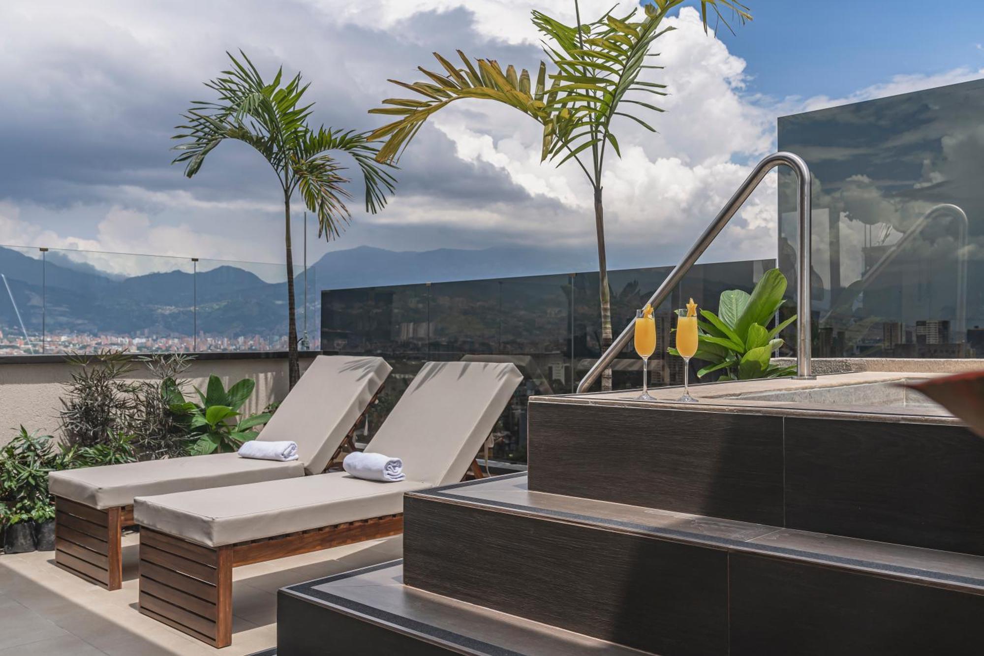 Golden Valley Hotel Медельин Экстерьер фото